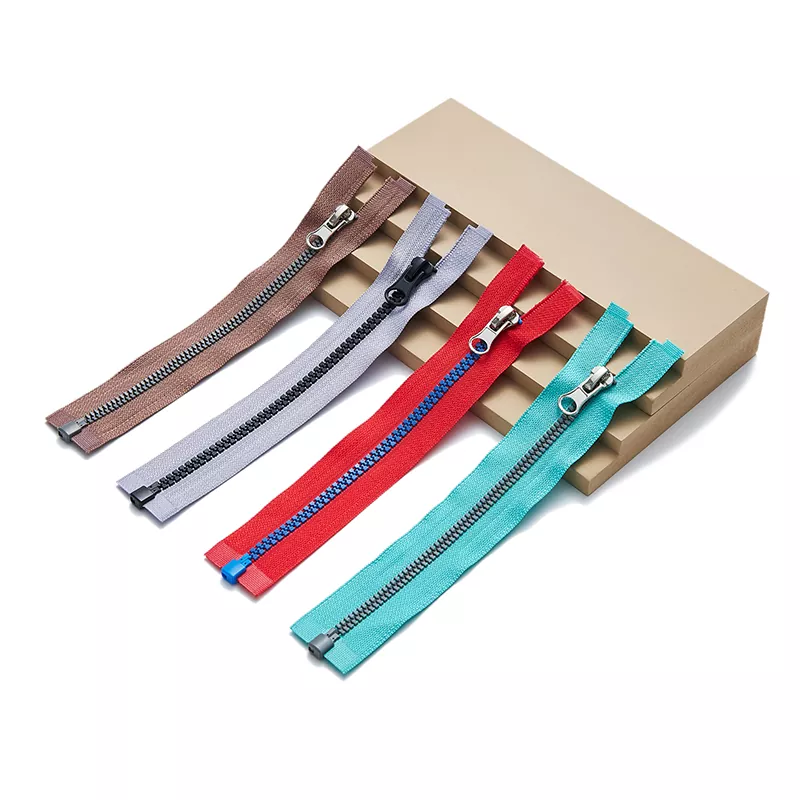 Kunststoffreißverschluss mit speziell geformten Zähnen